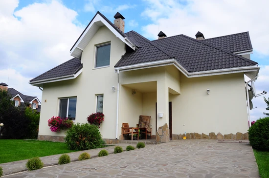 Réunion de travail d'architectes ou ingénieurs autour d'une table, examinant des plans techniques