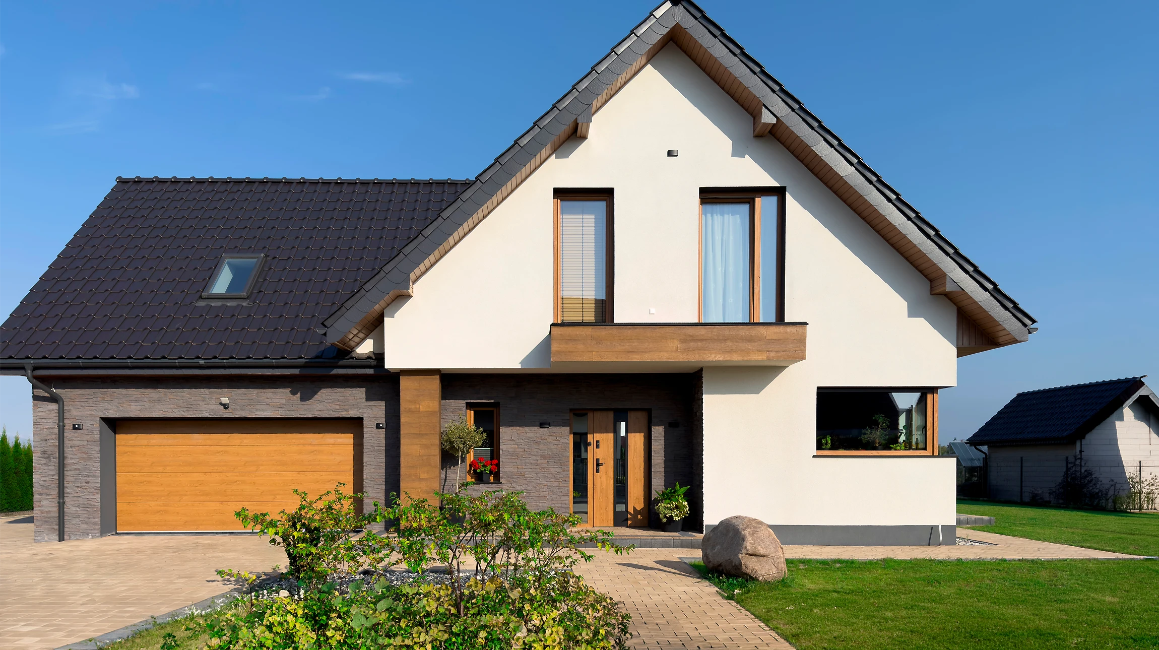 Homme tenant son casque sur un chantier de construction