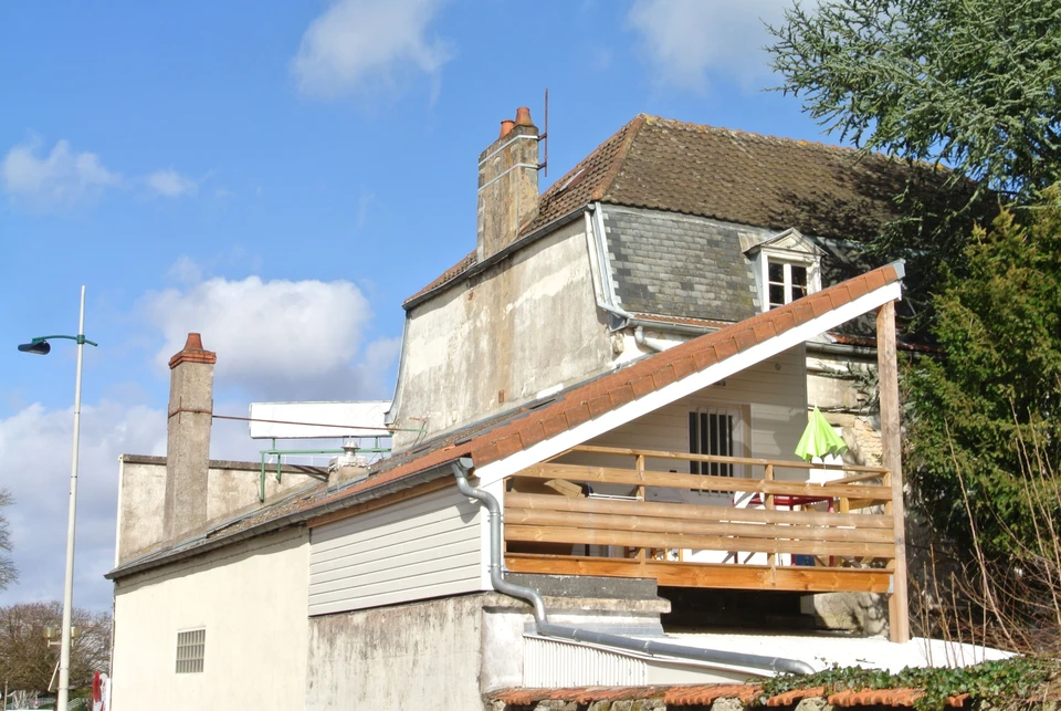 Inspection du bâtiment, jeune entrepreneur asiatique, homme inspectant la maison, reconstruction, rénovation ou vérification de la défectuosité, avant de la remettre au client