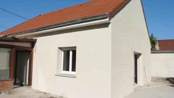reconstruire un ancien appartement immobilier, prêt à être rénové après les dégâts des inondations